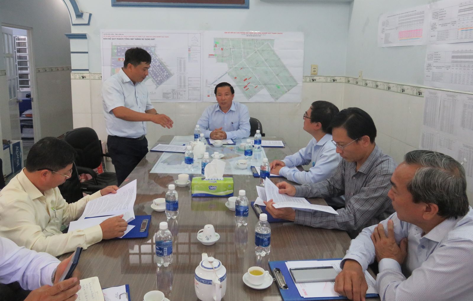 Vice Chairman of Long An People's Committee - Nguyen Van Ut (middle) asked investors to soon build infrastructure for the compensation and land clearance area.