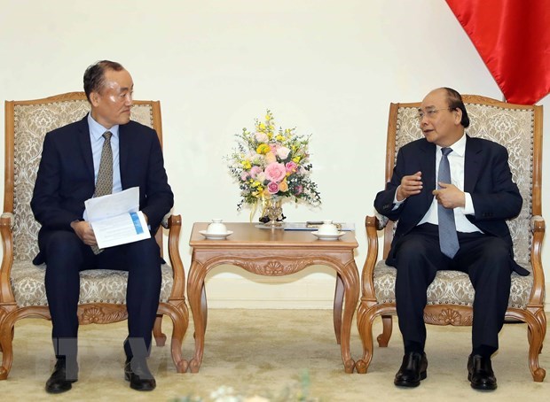 Prime Minister Nguyen Xuan Phuc (R) and WHO Representative in Vietnam Kidong Park (Photo: VNA) 