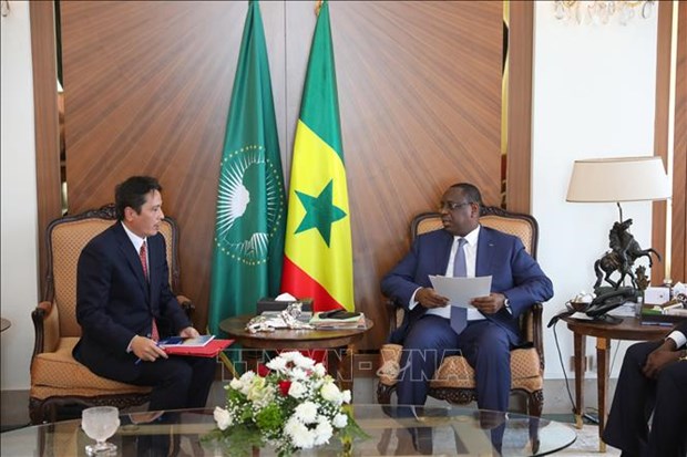 Vietnamese Ambassador to Algeria and Senegal Nguyen Thanh Vinh (L) meets Senegalese President Macky Sall on March 10. (Photo: VNA)