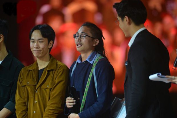 Khang A Tua (second from the right) at WeChoiceAward 2019. (Photo kenh14.vn)