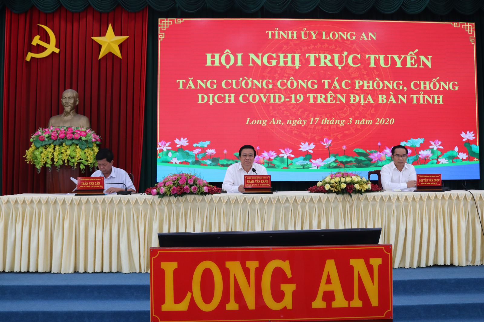 Delegates at the Long An end-point bridge