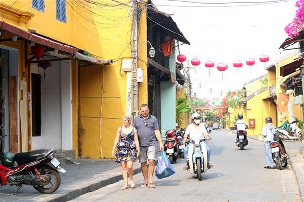 Many foreign tourists are seen without masks in streets inside Hoi An city (Photo: VNA)