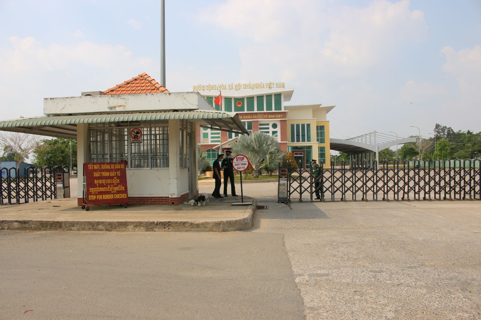 Binh Hiep International Border Gate is quiet, there is no longer the scene of busy people traveling and doing business like before