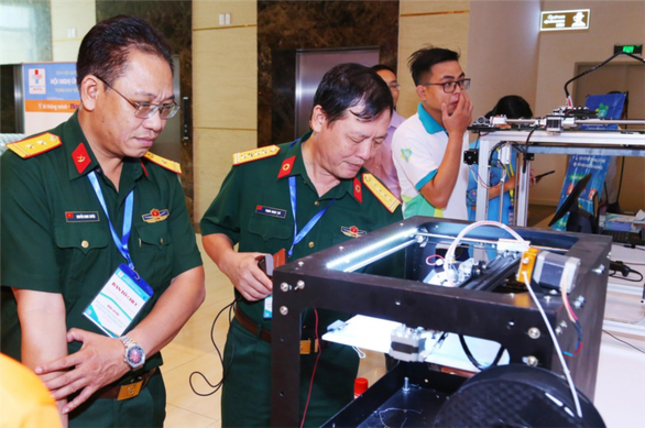 Reseachers check a 3D printer in the Eastern People's Military Hospital. The hospital is making a disinfectant robot to clean quarantine rooms during the COVID-19 pandemic.(Photo courtesy of the hospital)