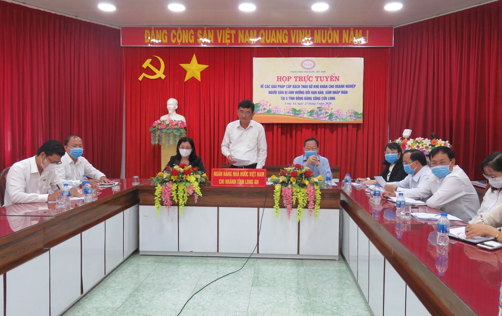 Vice Chairman of Long An Provincial People's Committee - Pham Van Canh speaks at the meeting