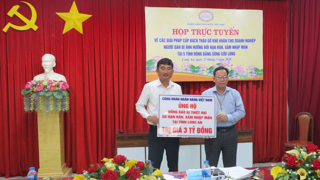 Under the authorization from the Vietnam Trade Union Bank, the Director of the Vietnam State Bank of Long An branch - Dao Van Nghiep presented a symbolic table of the support amount to the Vice Chairman of the Provincial People's Committee - Pham Van Canh