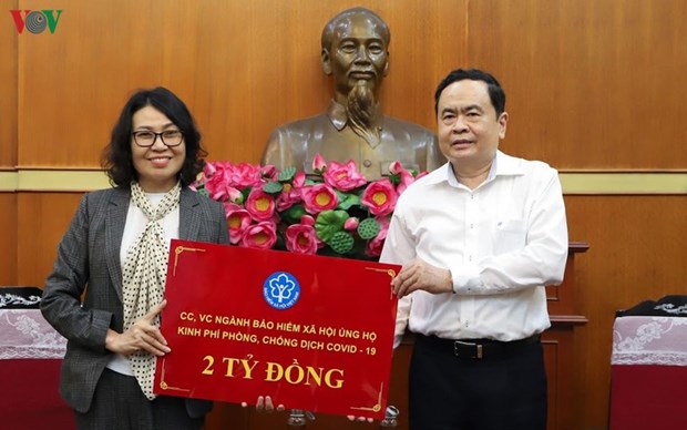 VFF President Tran Thanh Man receives 2 billion VND in a donation for COVID-19 relief efforts from the Vietnam Social Security on March 24. (Photo: VOV)