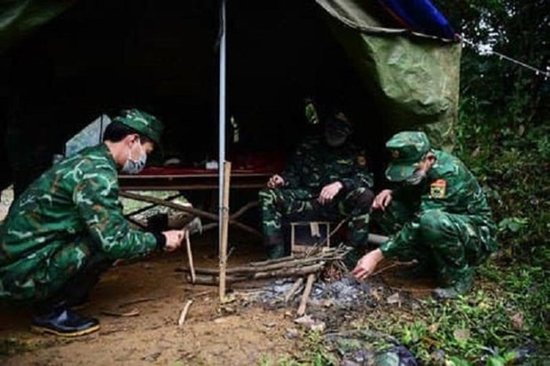 Prime Minister Nguyen Xuan Phuc especially praises those who are on the frontlines of the battle, adding that the images of military officers and soldiers sleeping outdoors at night and having quick meals to fight COVID-19 have proved the beautiful tradition of the heroic People’s Army of Vietnam. (Source: baomoi.com)