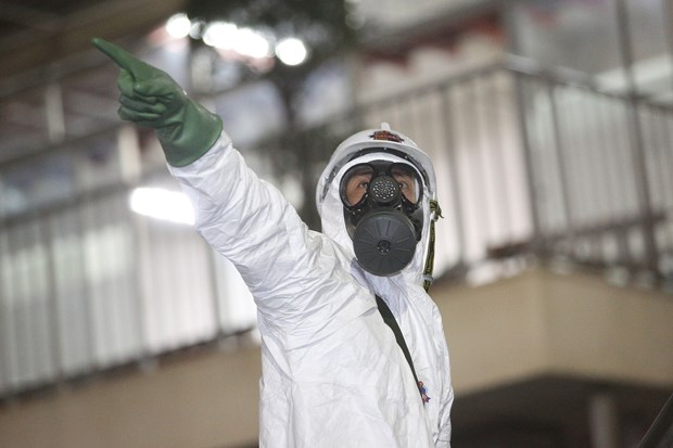 A soldier of the Defence Ministry’s chemical arm takes part in the disinfection of Bach Mai Hospital on late March 28 (Photo: VNA)