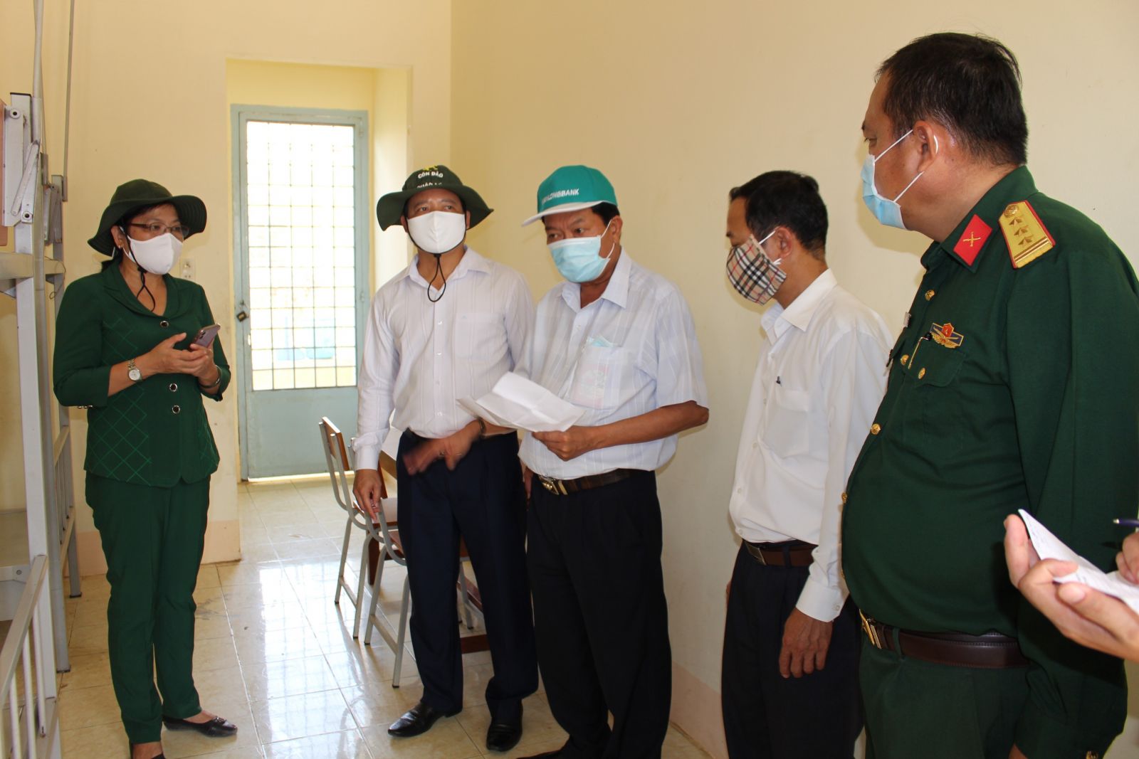 Leaders of Long An province surveyed the preparation of more concentrated isolation areas to serve disease prevention and control