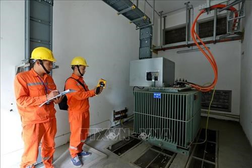 Staff at the Hanoi's Bac Tu Liem power company inspect a transformer station (Photo: VNA)