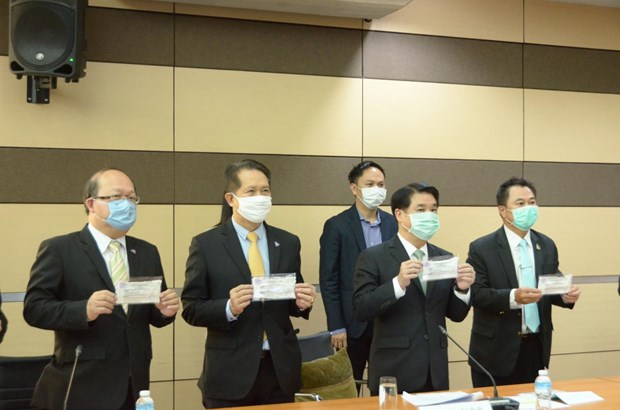 Thai Industry Minister Suriya Jungrungreangkit (second from right, front row) says 2.5 million washable face masks will be shipped every 15 days, with the goal of distributing 10 million masks in total (Photo: www.bangkokpost.com)