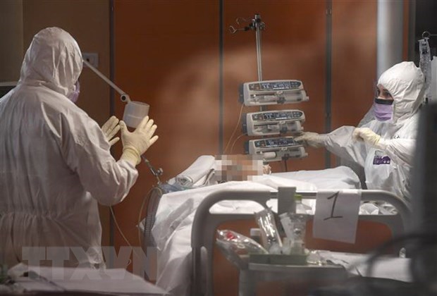 Health workers take care of a COVID-19 patients in Rome, Italy (Photo: Xinhua/VNA)