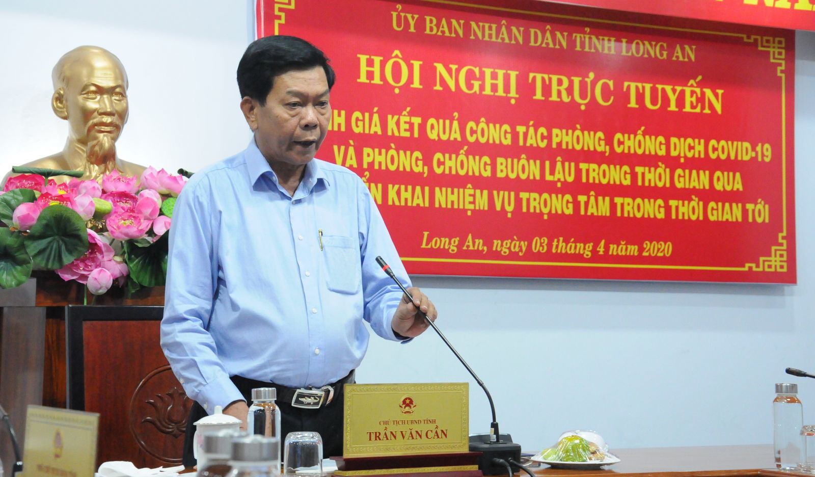 Deputy Secretary of the Provincial Party Committee, Chairman of Long An People's Committee - Tran Van Can deliveres a speech at the conference