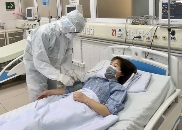 A patient is being treated at the National Hospital for Tropical Diseases (Photo: VNA)