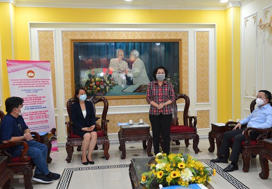 Chairwoman of the Vietnam Fatherland Front of Ho Chi Minh City To Thi Bich Chau (standing) speaks to donors (Photo: www.sggp.org.vn)