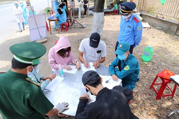 People make health declarations at a check-point in the central region (Source: VNA)