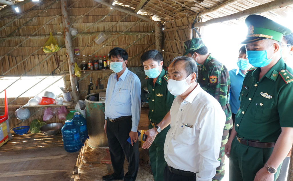 Visiting and encouraging officials and soldiers on duty at the check-points for preventing and controlling epidemic