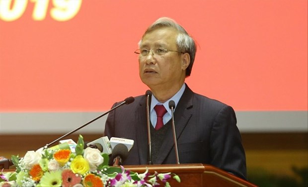 Tran Quoc Vuong, permanent member of the Party Central Committee's Secretariat signs the conclusion. (Photo: tienphong.vn)