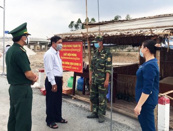 Kiến Tường: Thăm, động viên lực lượng phòng, chống dịch bệnh Covid-19 tại biên giới