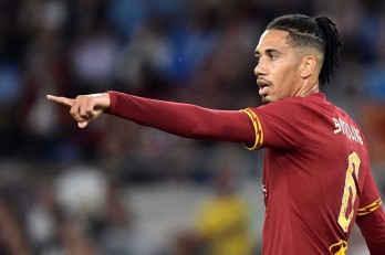 MU khó xử Chris Smalling vì Roma cạn tiền