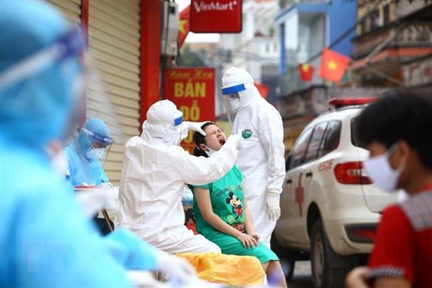  A medical worker takes samples for SARS-CoV-2 tests in Ha Loi village, Me Linh commune, Me Linh district in Hanoi (Photo: VNA)