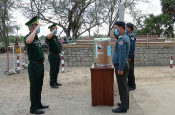 Bộ đội Biên phòng Long An hỗ trợ vật tư y tế cho lực lượng Hiến binh Svay Rieng, Campuchia