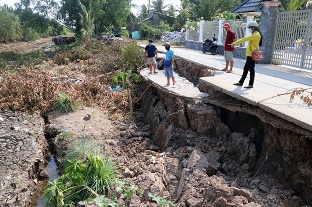 A collapsed road in U Minh Thượng District due to the extremely arid weather. (Photo: VNA/VNS)