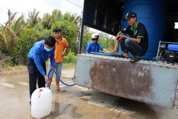 Giúp dân ứng phó với hạn, mặn