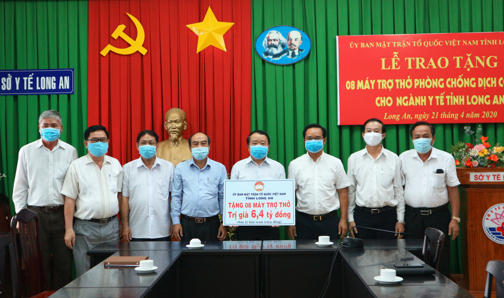 Director of Health Department - Huynh Minh Phuc (4th, R) receives support from the Vietnam Fatherland Front Committee of the province