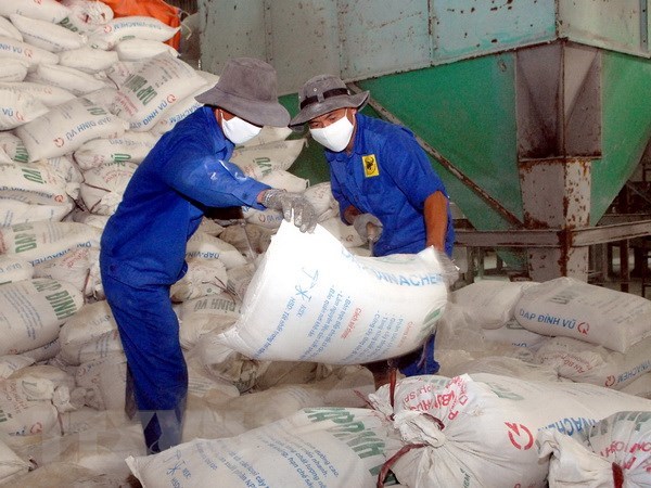 At a fertilizer plant in Vietnam (Photo: VNA)