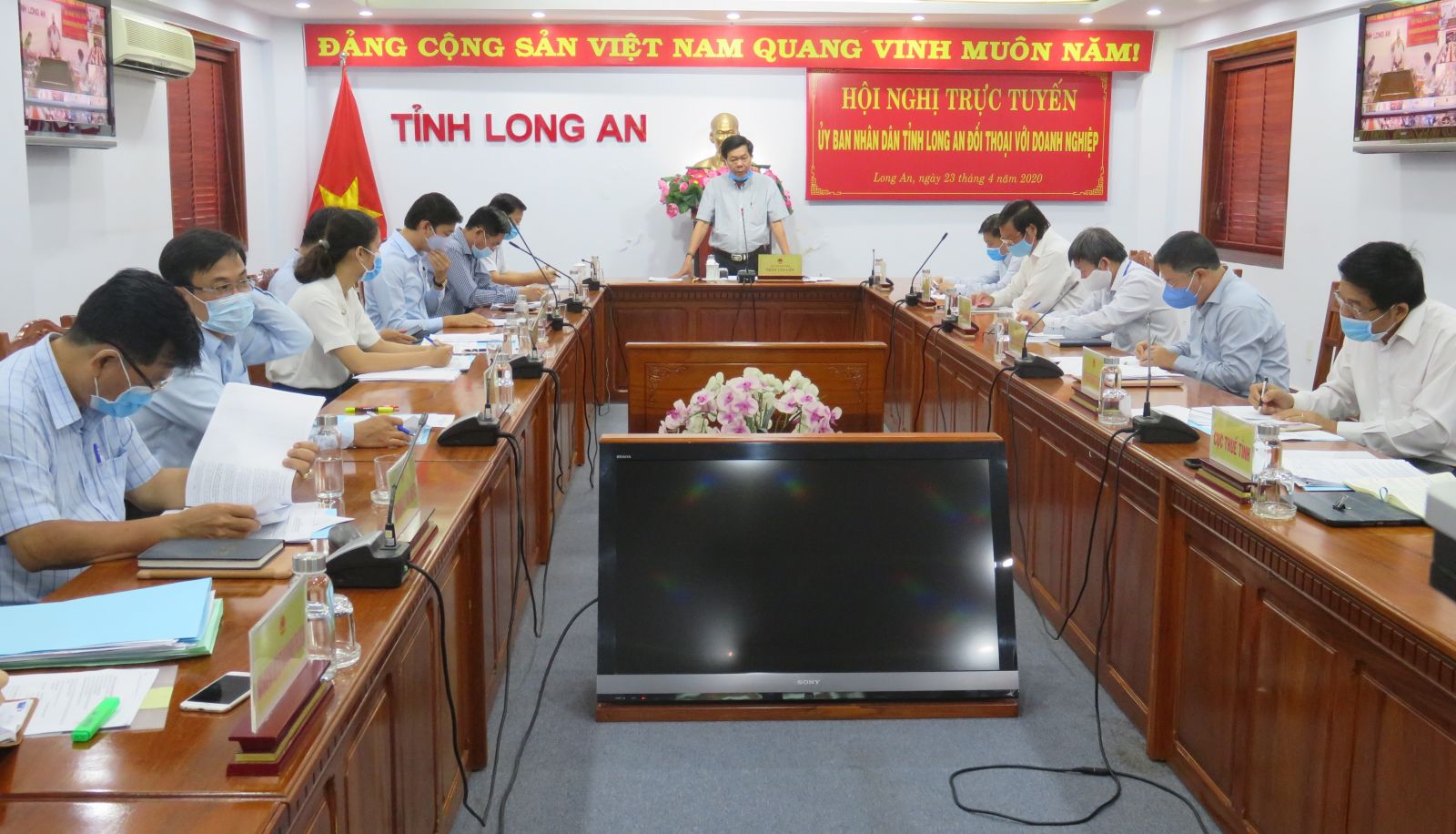 Chairman of Long An People's Committee - Tran Van Can chairs an online dialogue with enterprises