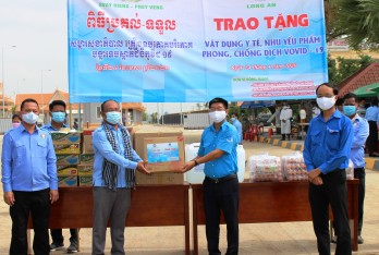 Tỉnh đoàn Long An tặng quà, vật tư y tế cho Liên đoàn Thanh niên 2 tỉnh Svay Rieng và Prey Veng