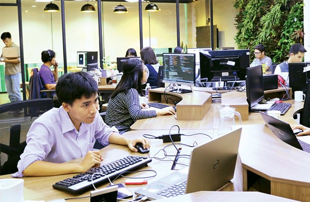 IT staff often earn better salaries than other careers in Vietnam. (Photo: doanhnhansaigon)