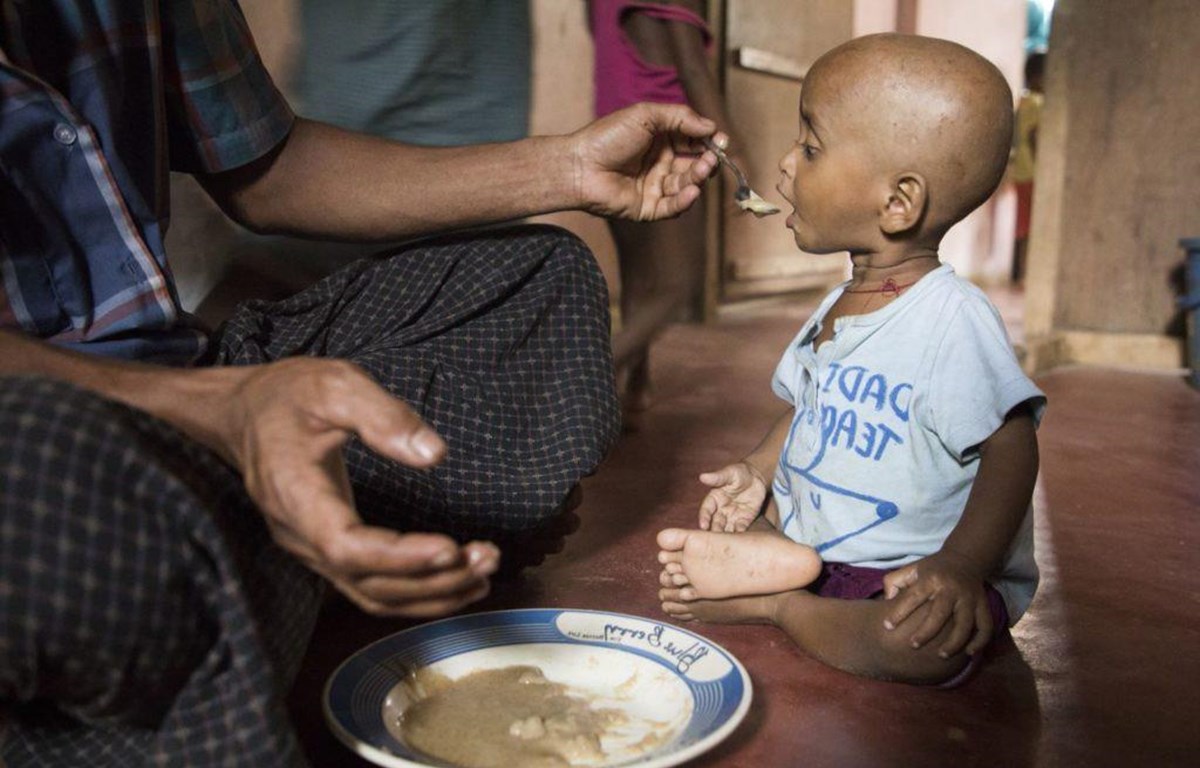 Cho đứa trẻ ăn ở Ukhiya, Bangladesh. COVID-19 có nguy cơ làm suy yếu các nỗ lực giảm đói. (Nguồn: WFP)