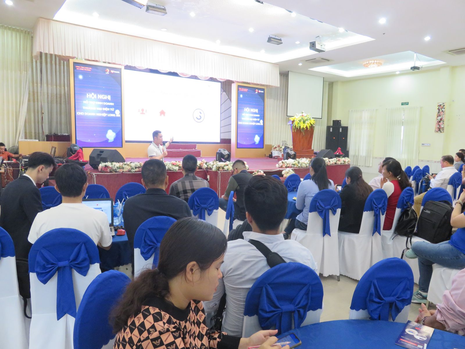 Department of Industry and Trade coordinates with Vietnam E-commerce Association, Lazada sales channel to organize business consultancy and support for businesses.