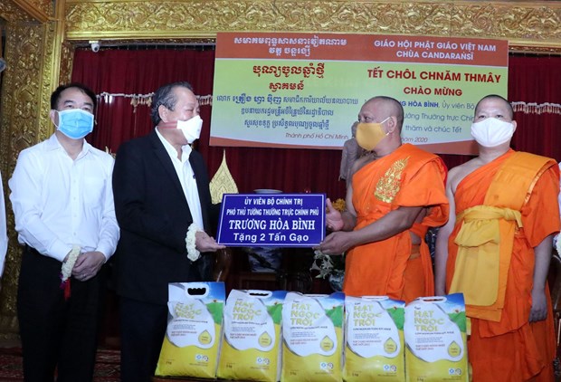 Permanent Deputy Prime Minister Truong Hoa Binh (second, left) presents 2 tonnes of rice to Khmer people facing pandemic-caused difficulties in HCM City while visiting Candaransi Pagoda on April 26 (Photo: VNA)