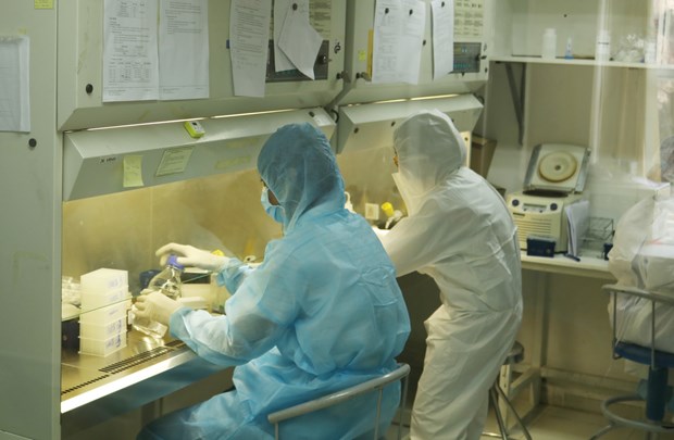 Staff members of the Ho Chi Minh City Pasteur Institute test samples to seek SARS-CoV-2, the virus that causes COVID-19 (Photo: VNA)