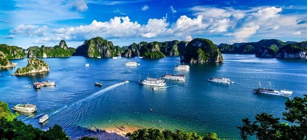 A view of Ha Long Bay, a famous tourism site in Vietnam. The country's tourism industry is estimated to have losses of  7.7 billion USD due to the pandemic. ( Photo baovanhoa.vn)