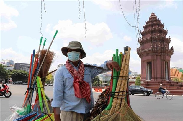 Cambodian wears a face mask to prevent COVID-19 (Source: Xinhua/VNA)