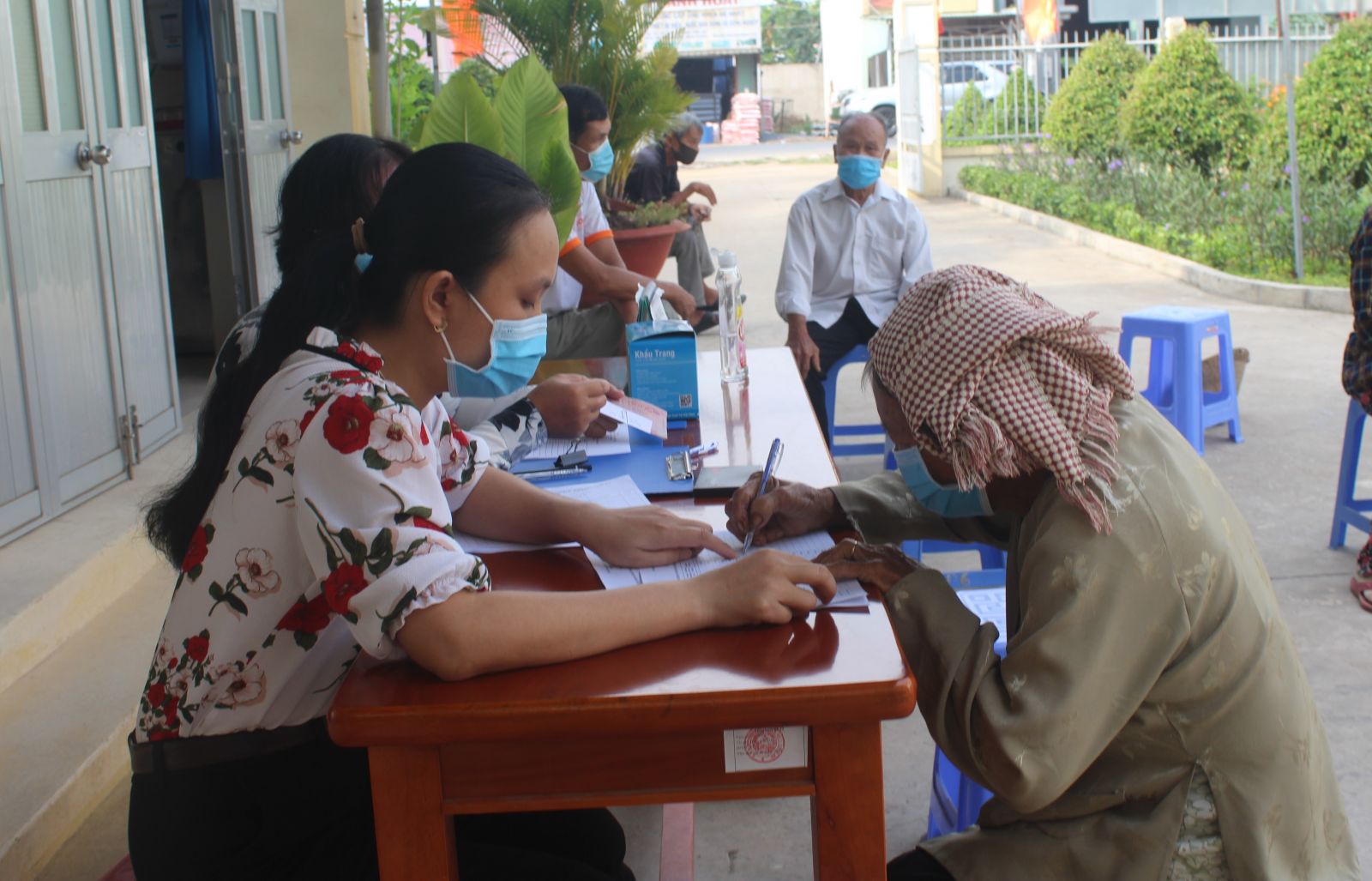 On April 29, Long An paid basically to complete the support package for 3 groups (Photo: Giving support money to beneficiaries in Ward 6, Tan An city)