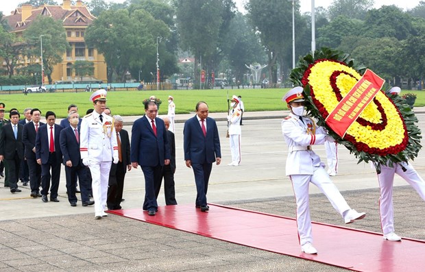 Party and State leaders pay tribute to President Ho Chi Minh at his mausoleum in Hanoi on April 30 (Source: VNA)