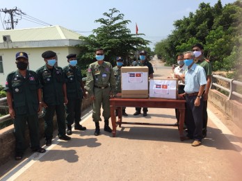 Công an huyện Tân Hưng trao vật tư y tế cho Công an huyện KomPong Trabek