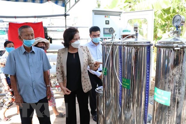 National Assembly Chairwoman Nguyen Thi Kim Ngan looks at the RO water purifier ( Photo: VNA)