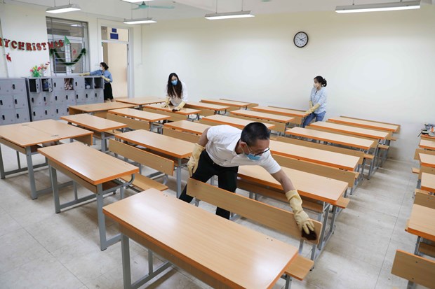 Teachers clean a classroom of the Mac Dinh Chi Secondary School in Hanoi's Ba Dinh district on May 2. Secondary and high schools in the capital city will be re-opened on May 4 (Photo: VNA)