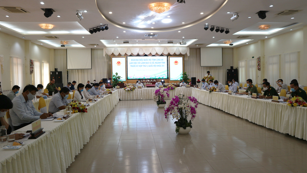 The provincial leaders, the provincial departments and branches attend the meeting with representatives of some ministries, central branches and governmental offices.