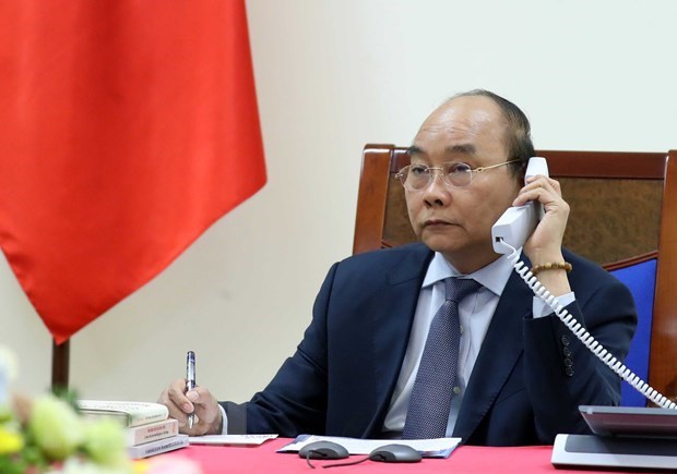 Prime Minister Nguyen Xuan Phuc holds phone talks with Japanese counterpart Abe Shinzo (Photo: VNA)