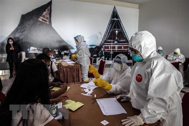 Fast COVID-19 testing in Kualanamu airport, North Sumatra, Indonesia (Photo: Xinhua/VNA)