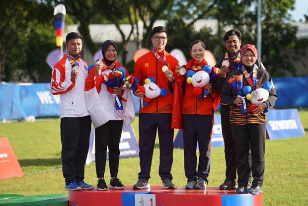 Nguyen Hoang Phi Vu (third from left) makes a splash at the Asian Archery Championships in Thailand last November. (Photo courtesy of Vu)