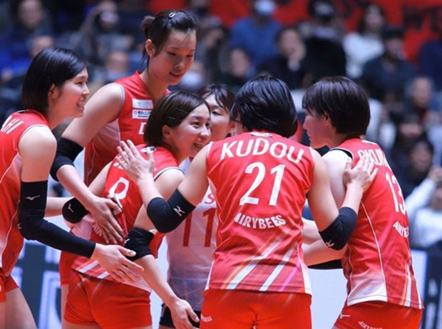 Vietnamese volleyball player Tran Thi Thanh Thuy (the tallest) seen during a match for Denso Airybee last year. She will play for the Japanese side in the 2020-2021 season (Photo: danviet.vn)